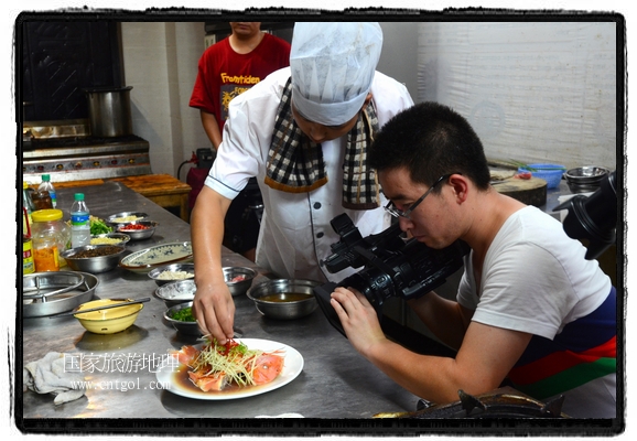 此次攝制組通過拍攝婺源代表名菜糊豆腐、粉蒸肉、荷包紅魚、賽鵝頸及地方小吃清明果、灰汁果、糯米子糕等來詮釋婺源美食經(jīng)典，展示婺源食文化，打造獨(dú)屬婺源的美食符號(hào)。