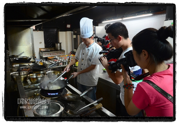 此次攝制組通過拍攝婺源代表名菜糊豆腐、粉蒸肉、荷包紅魚、賽鵝頸及地方小吃清明果、灰汁果、糯米子糕等來詮釋婺源美食經(jīng)典，展示婺源食文化，打造獨(dú)屬婺源的美食符號(hào)。