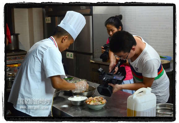此次攝制組通過拍攝婺源代表名菜糊豆腐、粉蒸肉、荷包紅魚、賽鵝頸及地方小吃清明果、灰汁果、糯米子糕等來詮釋婺源美食經(jīng)典，展示婺源食文化，打造獨(dú)屬婺源的美食符號(hào)。