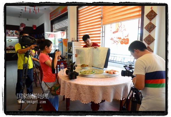 此次攝制組通過拍攝婺源代表名菜糊豆腐、粉蒸肉、荷包紅魚、賽鵝頸及地方小吃清明果、灰汁果、糯米子糕等來詮釋婺源美食經(jīng)典，展示婺源食文化，打造獨(dú)屬婺源的美食符號(hào)。