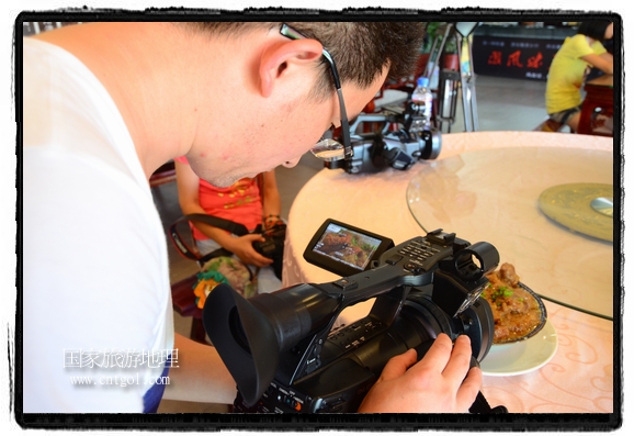 此次攝制組通過拍攝婺源代表名菜糊豆腐、粉蒸肉、荷包紅魚、賽鵝頸及地方小吃清明果、灰汁果、糯米子糕等來詮釋婺源美食經(jīng)典，展示婺源食文化，打造獨(dú)屬婺源的美食符號(hào)。