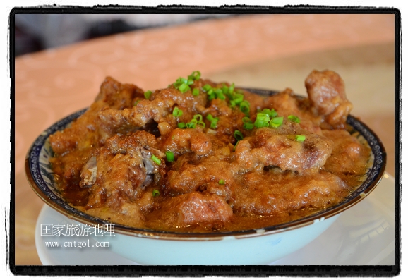 此次攝制組通過拍攝婺源代表名菜糊豆腐、粉蒸肉、荷包紅魚、賽鵝頸及地方小吃清明果、灰汁果、糯米子糕等來詮釋婺源美食經(jīng)典，展示婺源食文化，打造獨(dú)屬婺源的美食符號(hào)。