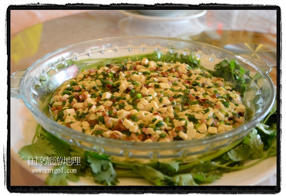 此次攝制組通過拍攝婺源代表名菜糊豆腐、粉蒸肉、荷包紅魚、賽鵝頸及地方小吃清明果、灰汁果、糯米子糕等來詮釋婺源美食經(jīng)典，展示婺源食文化，打造獨(dú)屬婺源的美食符號(hào)。