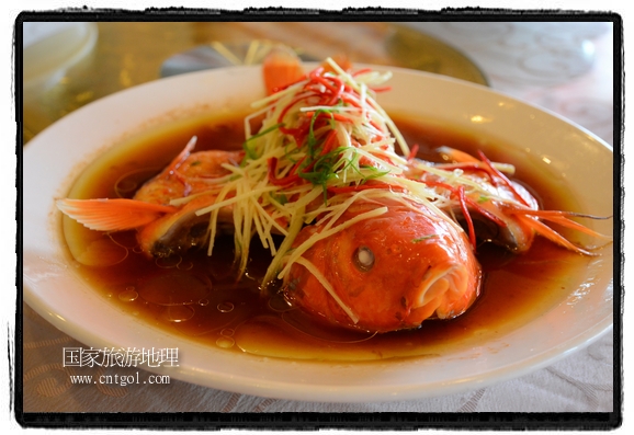 此次攝制組通過拍攝婺源代表名菜糊豆腐、粉蒸肉、荷包紅魚、賽鵝頸及地方小吃清明果、灰汁果、糯米子糕等來詮釋婺源美食經(jīng)典，展示婺源食文化，打造獨(dú)屬婺源的美食符號(hào)。