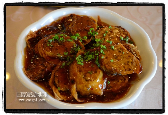 此次攝制組通過拍攝婺源代表名菜糊豆腐、粉蒸肉、荷包紅魚、賽鵝頸及地方小吃清明果、灰汁果、糯米子糕等來詮釋婺源美食經(jīng)典，展示婺源食文化，打造獨(dú)屬婺源的美食符號(hào)。