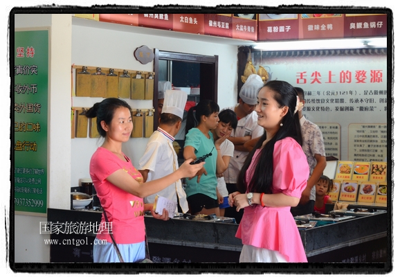 此次攝制組通過拍攝婺源代表名菜糊豆腐、粉蒸肉、荷包紅魚、賽鵝頸及地方小吃清明果、灰汁果、糯米子糕等來詮釋婺源美食經(jīng)典，展示婺源食文化，打造獨(dú)屬婺源的美食符號(hào)。