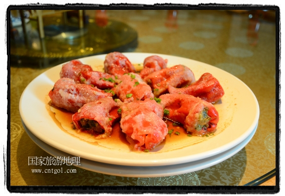 此次攝制組通過拍攝婺源代表名菜糊豆腐、粉蒸肉、荷包紅魚、賽鵝頸及地方小吃清明果、灰汁果、糯米子糕等來詮釋婺源美食經(jīng)典，展示婺源食文化，打造獨(dú)屬婺源的美食符號(hào)。