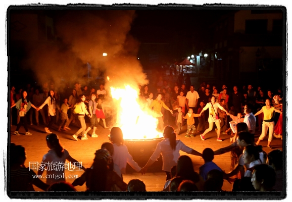 甘肅平?jīng)鍪嗅轻脊沛?zhèn)舉辦了篝火晚會，1000余名市民參與其中，大家載歌載舞，在歡快熱鬧的氣氛中為每一位父親送祝福。父親節(jié)（Father's Day），顧名思義是感恩父親的節(jié)日。約始于二十世紀初，起源于美國，現(xiàn)已廣泛流傳于世界各地，節(jié)日日期因地域而存在差異。