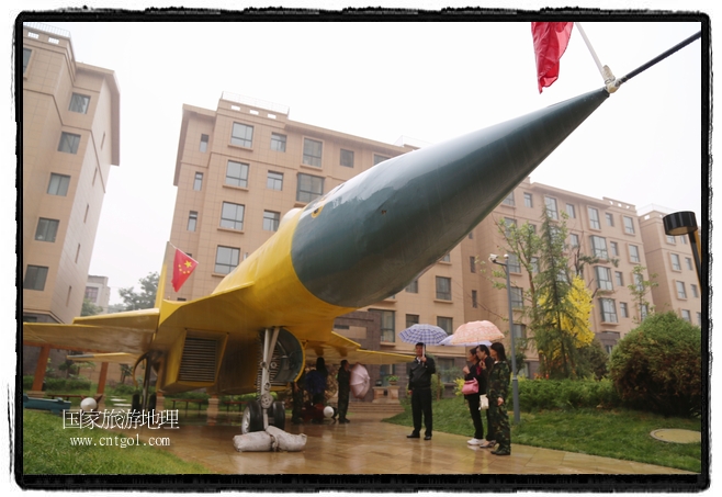 小區(qū)突然出現(xiàn)“飛機(jī)坦克”，其中殲15艦載戰(zhàn)斗機(jī)一架、99式主戰(zhàn)坦克一輛、武直-10武裝直升機(jī)一架，吸引了眾多市民雨中圍觀、合影。