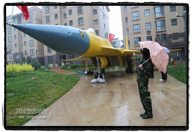 小區(qū)突然出現(xiàn)“飛機(jī)坦克”，其中殲15艦載戰(zhàn)斗機(jī)一架、99式主戰(zhàn)坦克一輛、武直-10武裝直升機(jī)一架，吸引了眾多市民雨中圍觀、合影。