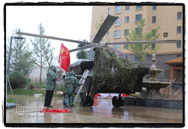 小區(qū)突然出現(xiàn)“飛機(jī)坦克”，其中殲15艦載戰(zhàn)斗機(jī)一架、99式主戰(zhàn)坦克一輛、武直-10武裝直升機(jī)一架，吸引了眾多市民雨中圍觀、合影。