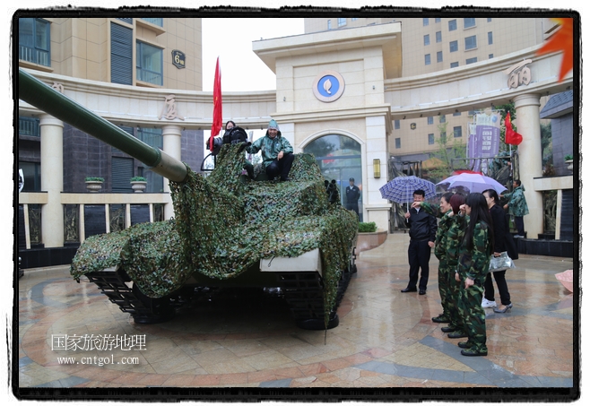 小區(qū)突然出現(xiàn)“飛機(jī)坦克”，其中殲15艦載戰(zhàn)斗機(jī)一架、99式主戰(zhàn)坦克一輛、武直-10武裝直升機(jī)一架，吸引了眾多市民雨中圍觀、合影。