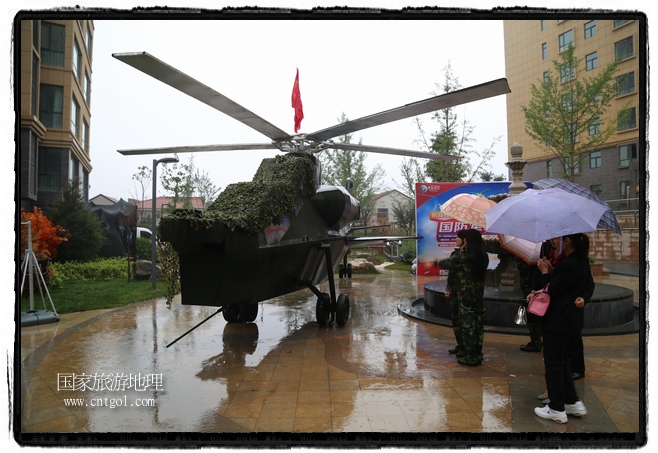 小區(qū)突然出現(xiàn)“飛機(jī)坦克”，其中殲15艦載戰(zhàn)斗機(jī)一架、99式主戰(zhàn)坦克一輛、武直-10武裝直升機(jī)一架，吸引了眾多市民雨中圍觀、合影。