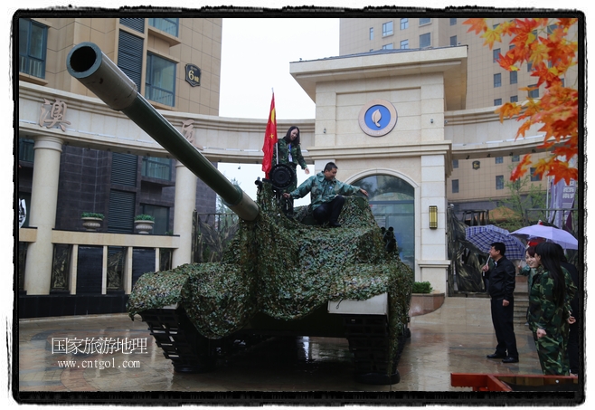 小區(qū)突然出現(xiàn)“飛機(jī)坦克”，其中殲15艦載戰(zhàn)斗機(jī)一架、99式主戰(zhàn)坦克一輛、武直-10武裝直升機(jī)一架，吸引了眾多市民雨中圍觀、合影。