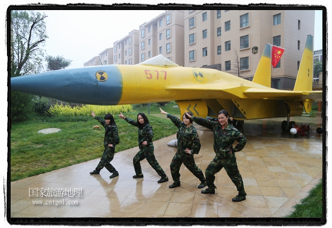 小區(qū)突然出現(xiàn)“飛機(jī)坦克”，其中殲15艦載戰(zhàn)斗機(jī)一架、99式主戰(zhàn)坦克一輛、武直-10武裝直升機(jī)一架，吸引了眾多市民雨中圍觀、合影。