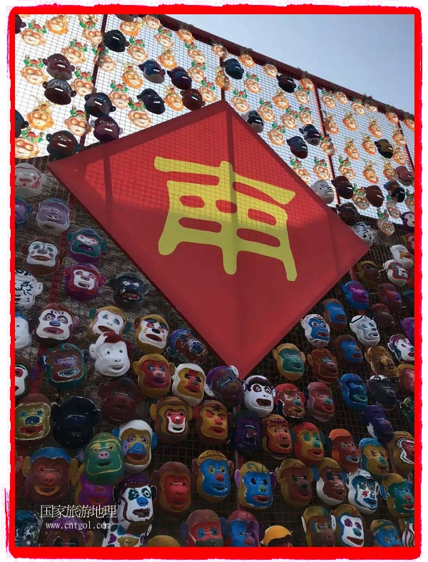 中國規(guī)模最大的猴面具彩繪在南潯古鎮(zhèn)展示。猴子真是今年最紅的動物。 