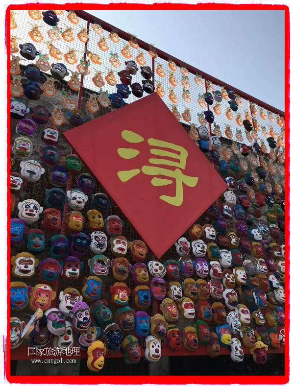 中國規(guī)模最大的猴面具彩繪在南潯古鎮(zhèn)展示。猴子真是今年最紅的動物。 