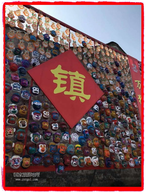 中國規(guī)模最大的猴面具彩繪在南潯古鎮(zhèn)展示。猴子真是今年最紅的動物。 