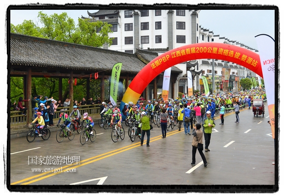 來自江西、安徽、浙江、福建等省市近千名選手參加了比賽，婺源賽道沿途的秀美風(fēng)光和徽派古村落，給參賽選手留下美好的印象。