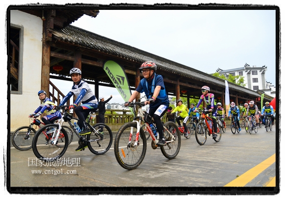 來自江西、安徽、浙江、福建等省市近千名選手參加了比賽，婺源賽道沿途的秀美風(fēng)光和徽派古村落，給參賽選手留下美好的印象。