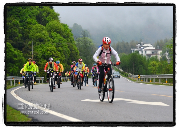 來自江西、安徽、浙江、福建等省市近千名選手參加了比賽，婺源賽道沿途的秀美風(fēng)光和徽派古村落，給參賽選手留下美好的印象。