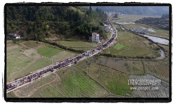 1700桌合攏宴，總長3.7公里，10380人同桌就餐，創(chuàng)歷史之最